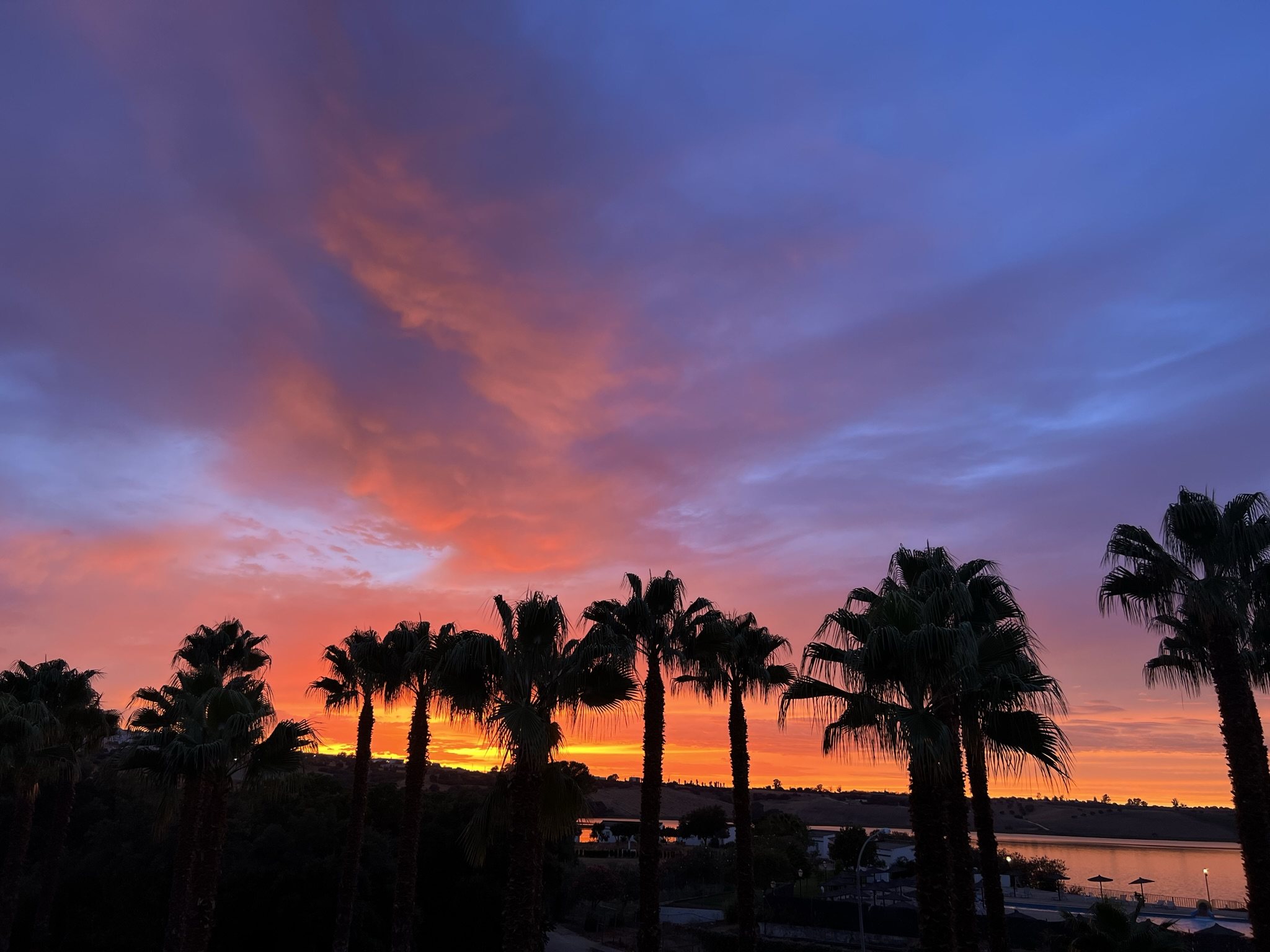 Atardecer con palmeras y el Lago de Arcos desde la villa