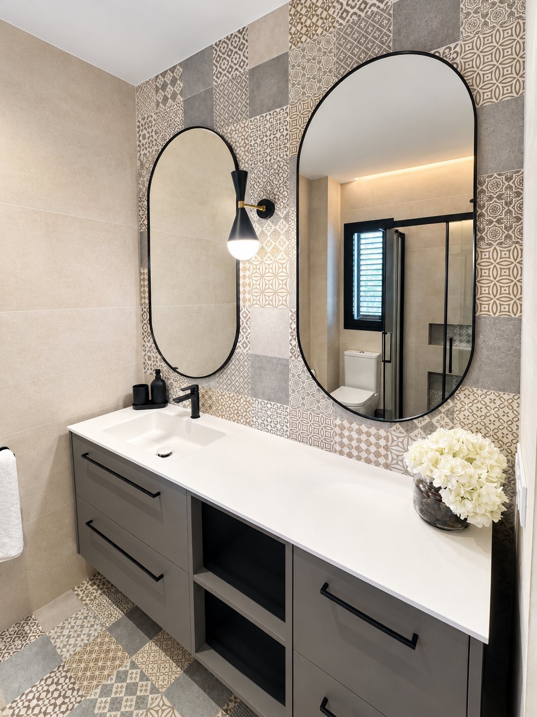 Baño con dos espejos ovalados y azulejo estampado