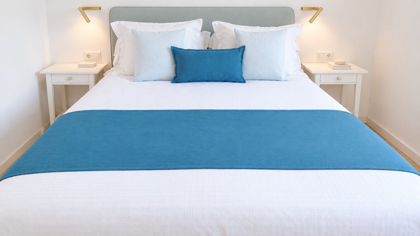 Dormitorio de matrimonio en tonos azules con apliques dorados