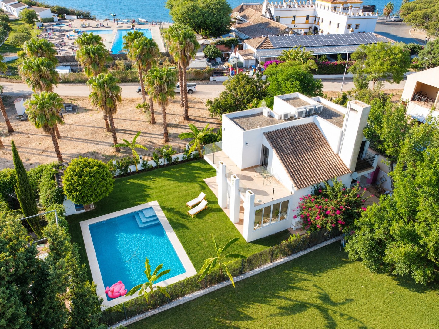 Vista aérea de Sunset Villa Arcos con la piscina, el jardín y el entorno